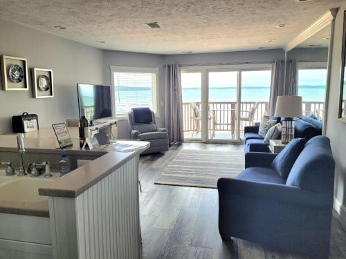 Beachside 213 with Pool Hot Tub and Private Deck overlooking East Bay, Traverse City (photo 5)