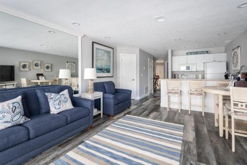 Beachside 213 with Pool Hot Tub and Private Deck overlooking East Bay, Traverse City (photo 8)