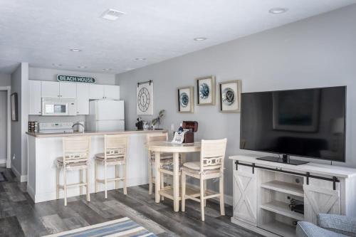 Beachside 213 with Pool Hot Tub and Private Deck overlooking East Bay, Traverse City (photo 9)