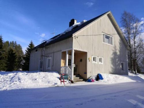 Mukava mummonmökki maaseudun rauhassa