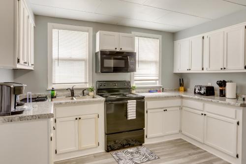 Cozy Downtown Sandusky Gem - 1 Mi to Lake Erie! in Sandusky, USA