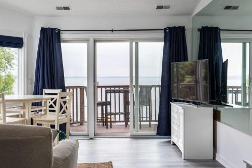 Beach 321 with Vaulted Ceilings Pool Hot Tub and Stunning Views from Private Deck, Traverse City (photo 2)