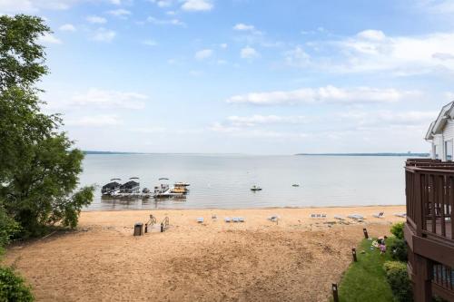 Beach 321 with Vaulted Ceilings Pool Hot Tub and Stunning Views from Private Deck, Traverse City (photo 3)