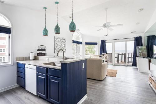 Beach 321 with Vaulted Ceilings Pool Hot Tub and Stunning Views from Private Deck, Traverse City (photo 5)