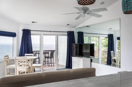 Beach 321 with Vaulted Ceilings Pool Hot Tub and Stunning Views from Private Deck, Traverse City (photo 10)