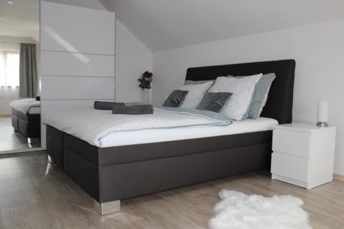 Apartmán 2023 (Apartman 2023) in สตไรโบร