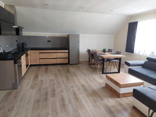 Apartmán 2023 (Apartman 2023) in สตไรโบร