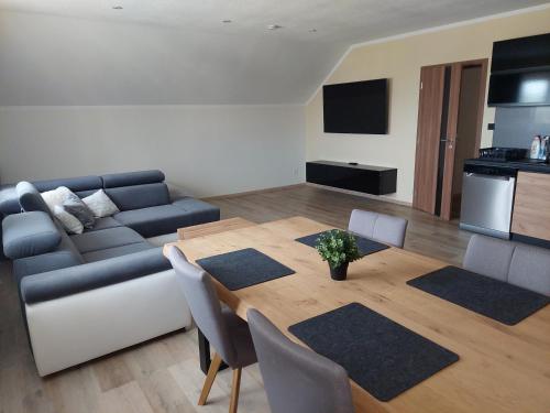 Apartmán 2023 (Apartman 2023) in สตไรโบร