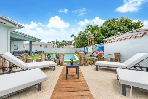 Modern Chic Retreat Pool Full amenities backyard L12 in Coral Terrace