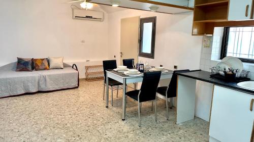 廚房, Salamandra Guest House מקלט פרטי in 納哈里亞