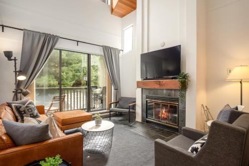 2BR plus Den in The Gables, Dog Friendly, Near Both Mountains, Wood Burning Fireplace, Free Parking - Whistler Blackcomb