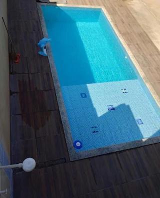 Casinha branca com piscina