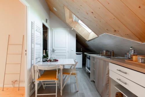 кухня, Chalet Like Upstairs Private Suite in Етоал