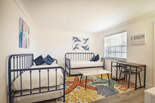 1 queen bed, 4 twin beds