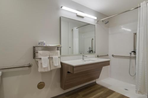 Queen Suite with Roll-In Shower - Disability Access/Non Smoking