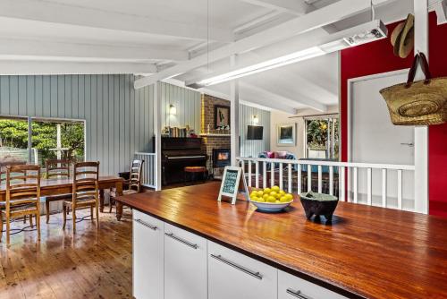 Tranquil farmhouse with sea view, dog friendly in Bawley Point