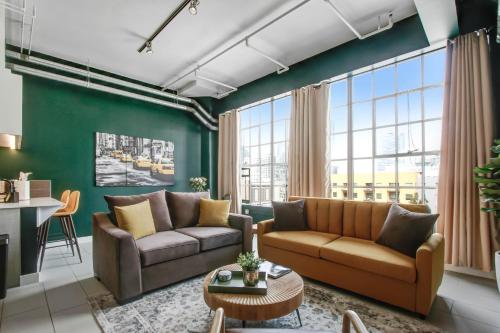 NYC Styled Loft In DTLA, sleeps 4 with Free Parking!