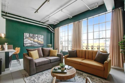 NYC Styled Loft In DTLA, sleeps 4 with Free Parking!, Los Angeles
