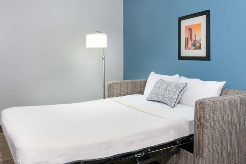 1 king bed, 1 sofa bed
