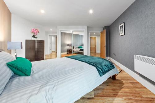 Vauxhall large 2bedroom Central London with amazing River View Panoramic Balcony, Londyn (zdjęcie 9)