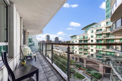 Vauxhall large 2bedroom Central London with amazing River View Panoramic Balcony, Londyn (zdjęcie 7)