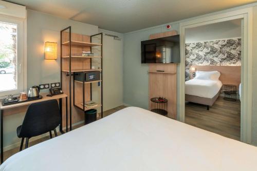 1 double bed, 2 twin beds