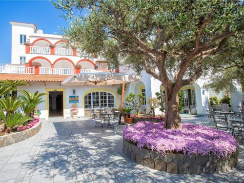 Hotel La Scogliera - image 2