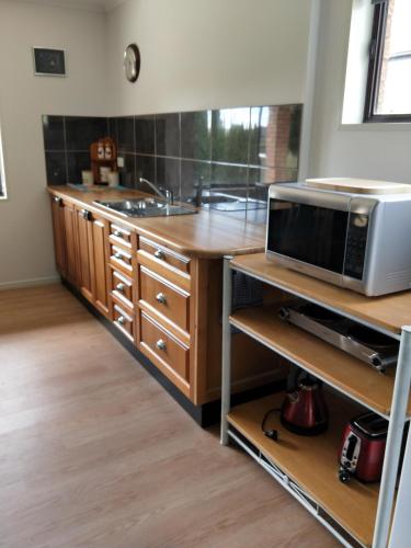 kuchyně, GOLDFIELDS STUDIO APARTMENT, Beaconsfield - Fully Self-contained, air-conditioning in Beauty Point / Beaconsfield