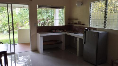 Küche, ACACIA'S Cottages with Starlink Wifi near Flughafen Camiguin