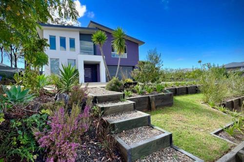 Allawah - 5 bedroom luxury home with a pool