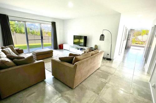 Allawah - 5 bedroom luxury home with a pool