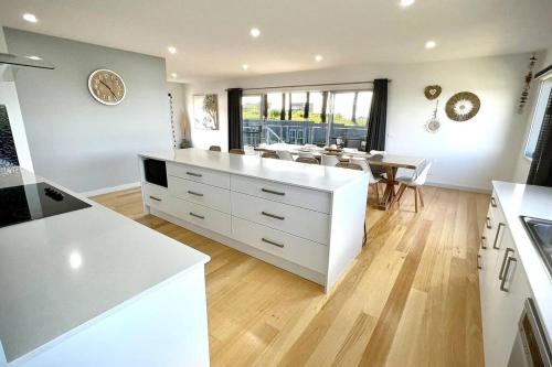 Allawah - 5 bedroom luxury home with a pool