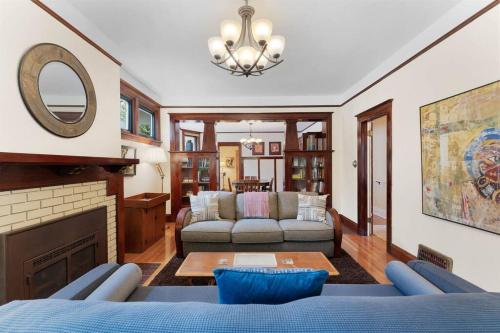 3BR Home Large Kitchen Mins To DwnTwn