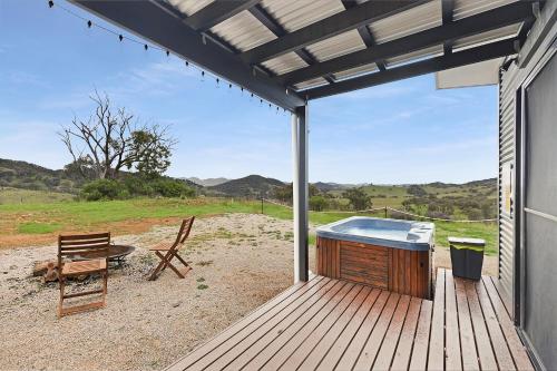 Amethyst - 1 Bed with Hot Tub - Kundalini Lodge