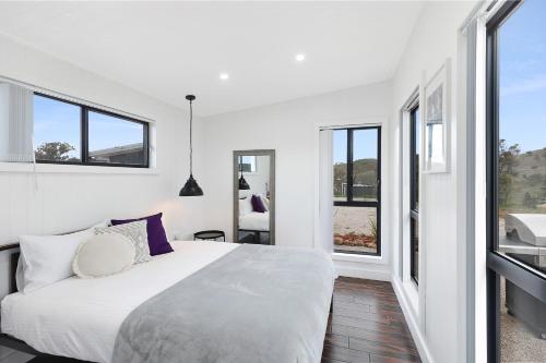 Amethyst - 1 Bed with Hot Tub - Kundalini Lodge in Grattai
