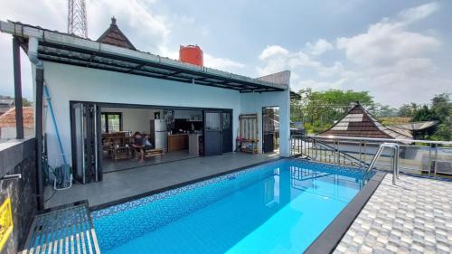Pool Villa Saung Suluh in Patikraja