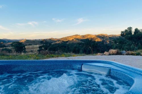 Amethyst - 1 Bed with Hot Tub - Kundalini Lodge in Grattai
