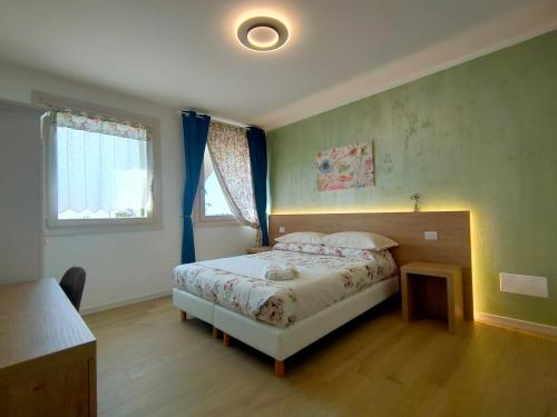 1 king bed, 1 twin bed