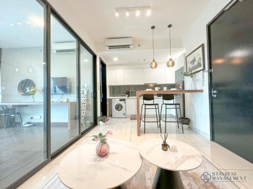 Kitchen, Almas Suites Puteri Harbour by Stayrene in Gelang Patah/Legoland