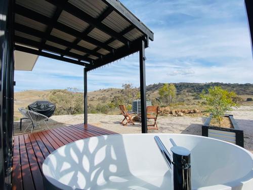 Rose Quartz - 1 Bed with Mountain Views - Kundalini Lodge in Grattai