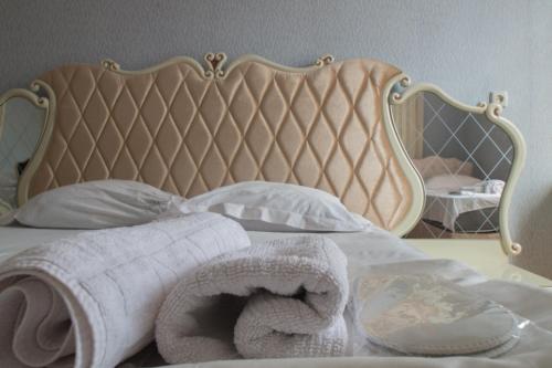 1 queen bed, 2 twin beds