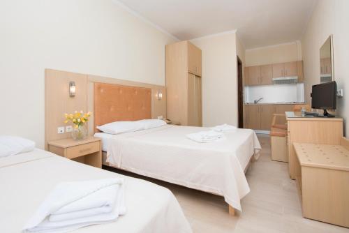 1 double bed, 1 twin bed