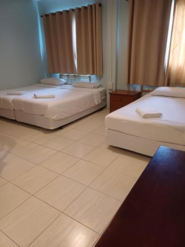 3 twin beds