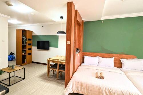 Cottonwood Midcentury Apartment at Majesty 811, Bandung