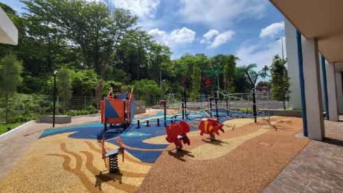 สนามเด็กเล่น, Melaka 2 Bedroom Seaview Puteri Beach Resort G0326 in ตันจุง กลิง