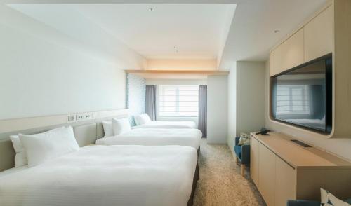 2 twin beds, 1 sofa bed