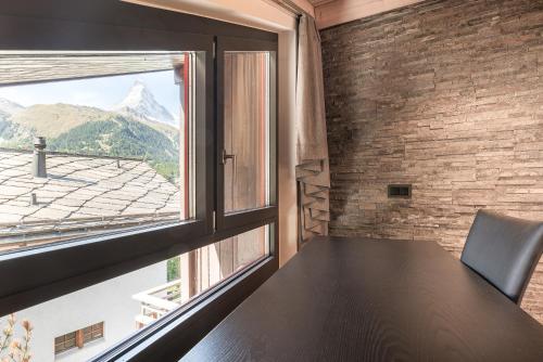 Two-Bedroom Attic Apartment with Matterhorn View image 8