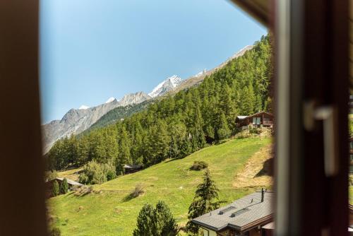 Two-Bedroom Attic Apartment with Matterhorn View image 7