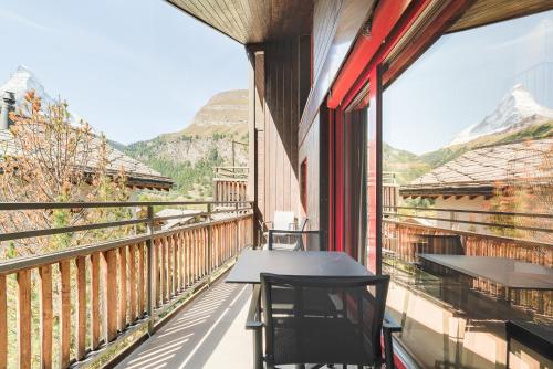 Two-Bedroom Attic Apartment with Matterhorn View image 4