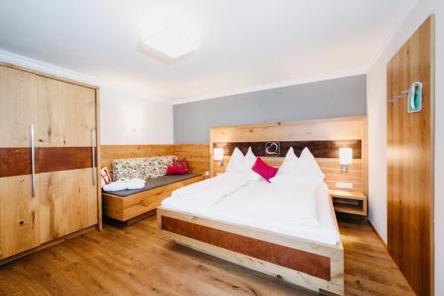 2 bedrooms, 4 beds